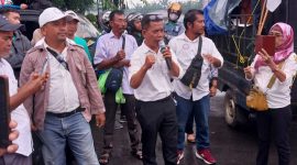 Massa AMPK lakukan unjukrasa ke Kantor DPRD Deliserdang dan meminta Kejari Delisedang memeriksa uang perjalanan dinas pimpinan dewan, Kamis (4/9/25).