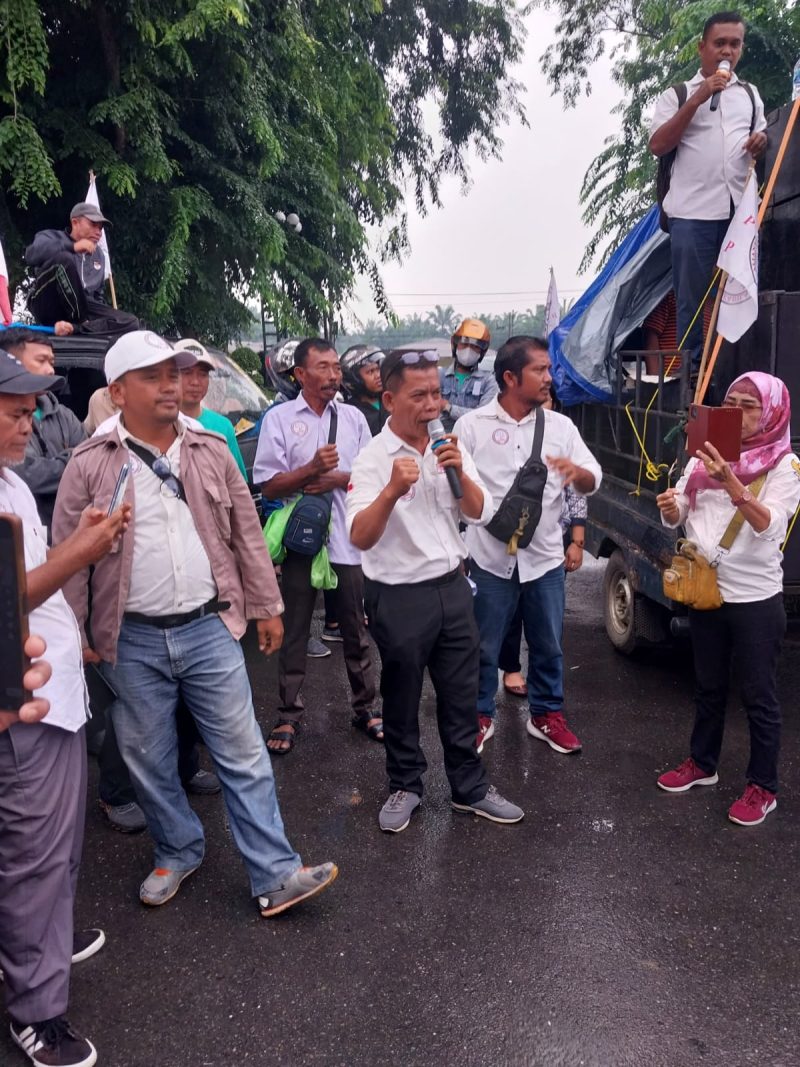Massa AMPK lakukan unjukrasa ke Kantor DPRD Deliserdang dan meminta Kejari Delisedang memeriksa uang perjalanan dinas pimpinan dewan, Kamis (4/9/25).