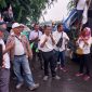 Massa AMPK lakukan unjukrasa ke Kantor DPRD Deliserdang dan meminta Kejari Delisedang memeriksa uang perjalanan dinas pimpinan dewan, Kamis (4/9/25).