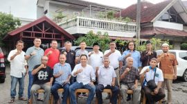 Foto bersama pengurus dan anggota MPC di sela temu kangen di kediaman Pembina Oliv Sudjali komplek Bumi Seroja Jl. Gagak Hitam Ringroad, Jumat (3/10/2025).