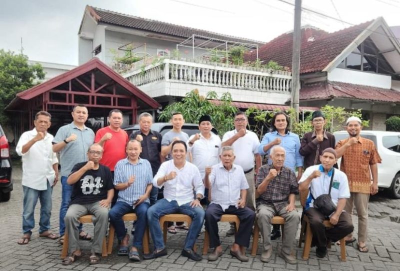 Foto bersama pengurus dan anggota MPC di sela temu kangen di kediaman Pembina Oliv Sudjali komplek Bumi Seroja Jl. Gagak Hitam Ringroad, Jumat (3/10/2025).