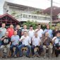 Foto bersama pengurus dan anggota MPC di sela temu kangen di kediaman Pembina Oliv Sudjali komplek Bumi Seroja Jl. Gagak Hitam Ringroad, Jumat (3/10/2025).
