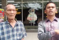 Poto: Muhammad Rafiq Hasibuan didampingi kuasa hukumnya Rudi Hasibuan SH memberikan keterangan kepada wartawan usai membuat laporan di SPKT Poldasu, Jumat (18/10).