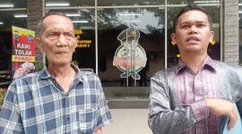 Poto: Muhammad Rafiq Hasibuan didampingi kuasa hukumnya Rudi Hasibuan SH memberikan keterangan kepada wartawan usai membuat laporan di SPKT Poldasu, Jumat (18/10).