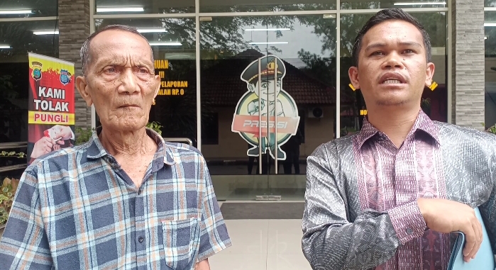 Poto: Muhammad Rafiq Hasibuan didampingi kuasa hukumnya Rudi Hasibuan SH memberikan keterangan kepada wartawan usai membuat laporan di SPKT Poldasu, Jumat (18/10).