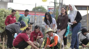Bupati Dairi Didampingi ibu Ketua PKK,Membuka Kompetisi Taman Kreasi